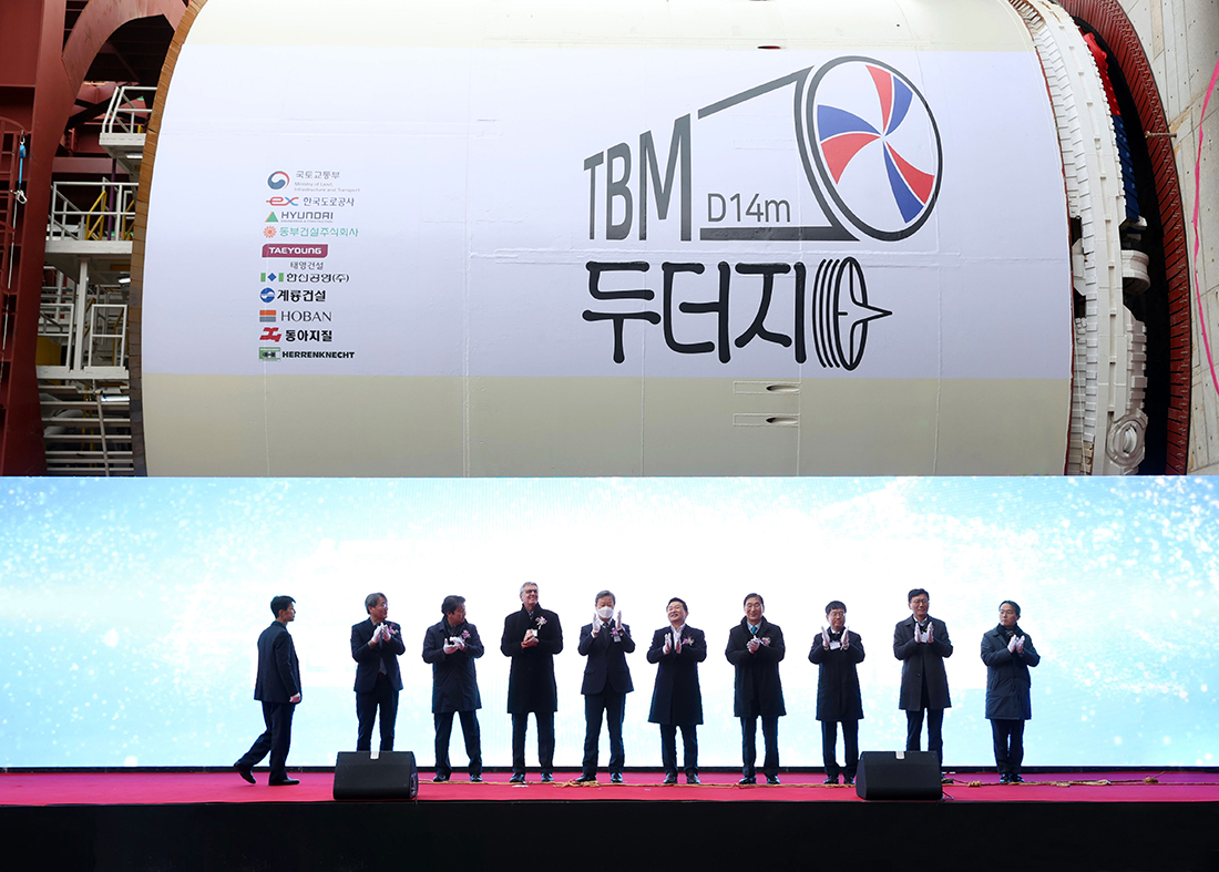 Officials from government agencies and construction companies, including Hyundai E&C President Yoon Young-joon (right) and Korea Expressway Corporation acting CEO Kim Il-hwan (left) with Won Hee-ryong, Minister of Land, Infrastructure and Transport (fifth from the right), are taking commemorative photos at the Han River Tunnel TBM Tunneling COfficials from government agencies and construction companies, including Hyundai E&C President Yoon Young-joon (right) and Korea Expressway Corporation acting CEO Kim Il-hwan (left) with Won Hee-ryong, Minister of Land, Infrastructure and Transport (fifth from the right), are taking commemorative photos at the Han River Tunnel TBM Tunneling Ceremony in the Gimpo-Paju Section 2. eremony in the Gimpo-Paju Section 2. Officials from government agencies and construction companies, including Hyundai E&C President Yoon Young-joon (right) and Korea Expressway Corporation acting CEO Kim Il-hwan (left) with Won Hee-ryong, Minister of Land, Infrastructure and Transport (fifth from the right), are taking commemorative photos at the Han River Tunnel TBM Tunneling Ceremony in the Gimpo-Paju Section 2.